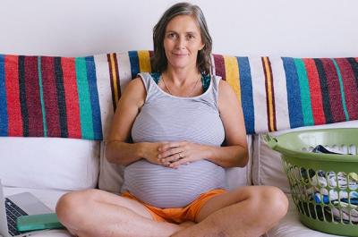 colorful-blanket-pregnant-mom-couch