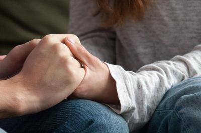 couples-hands-together-on-knees
